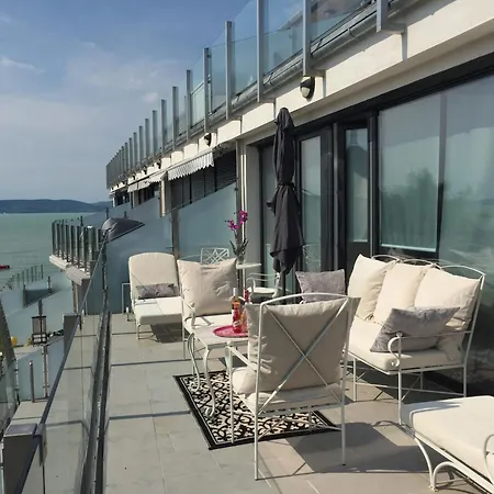 Lelle Marine Voila アパート