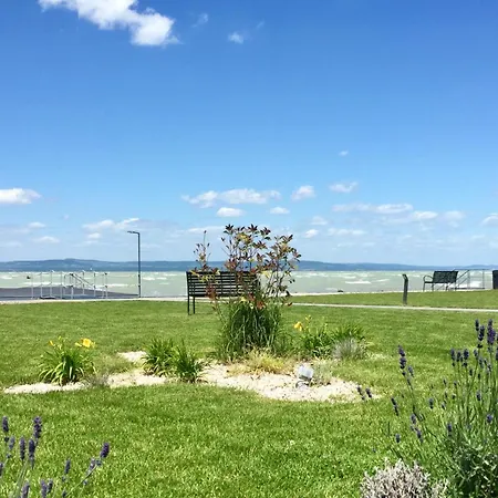 Lelle Marine Voila アパート